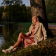 donna con cappotto beige